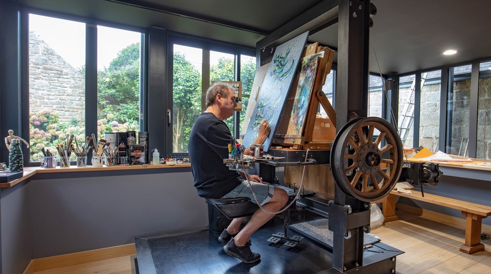 Alain Coadou travaillant dans son atelier